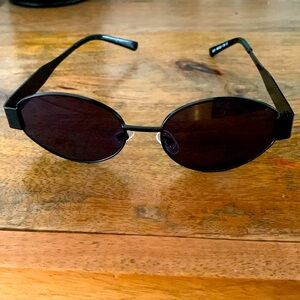 Black metal frame sunglasses oval